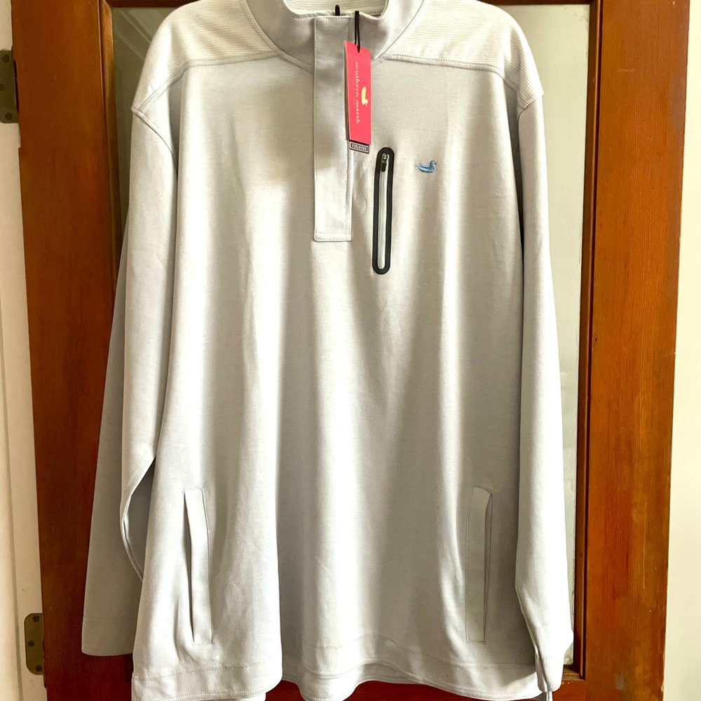 Southern Marsh Men’s XL ( runs big) gray top.